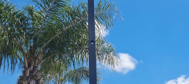 עמוד תאורה חדש ומודרני שהותקן כחלק מפרויקט שדרוג התאורה בשכונת גן יער בלוד.