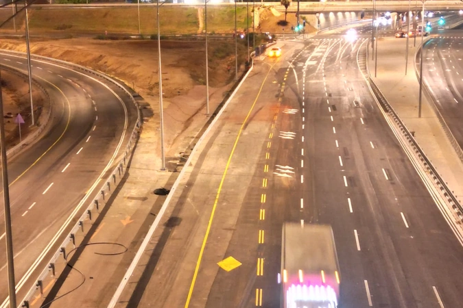 כביש מסומן ומואר במחלף מורשה בשעות הלילה