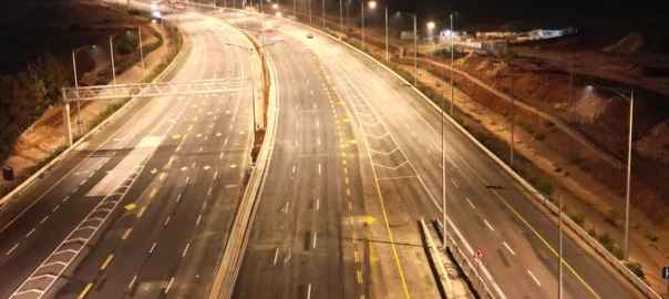 מערך כבישים מסומן ומואר במחלף מורשה