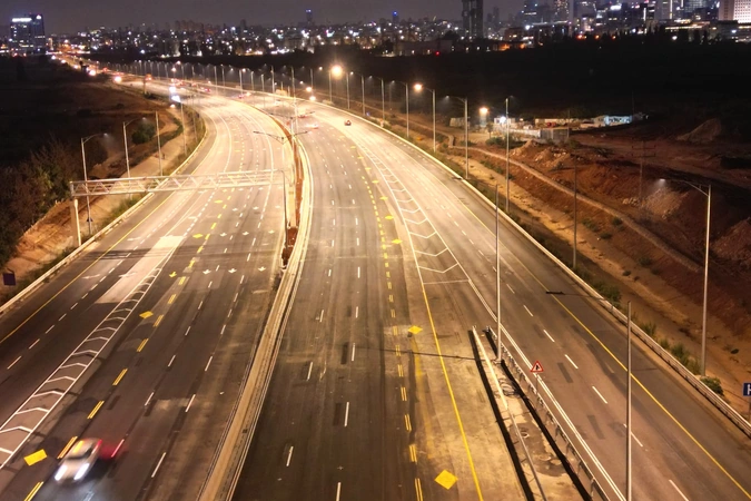 מערך כבישים מסומן ומואר במחלף מורשה