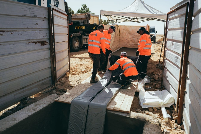 צוות מכין שרוול לחידוש קו הביוב הראשי בבאר שבע