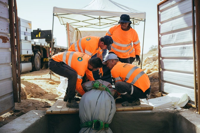 צוות מתקין שרוול לחידוש קו הביוב הראשי בבאר שבע