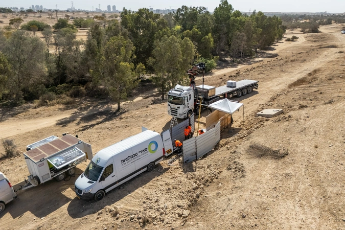 ציוד וצוות באתר שיקום קו הביוב הראשי בבאר שבע