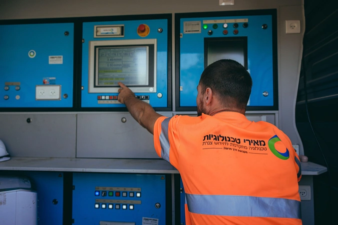 מפעיל שולט במערכת לשיקום קו הביוב הראשי בבאר שבע