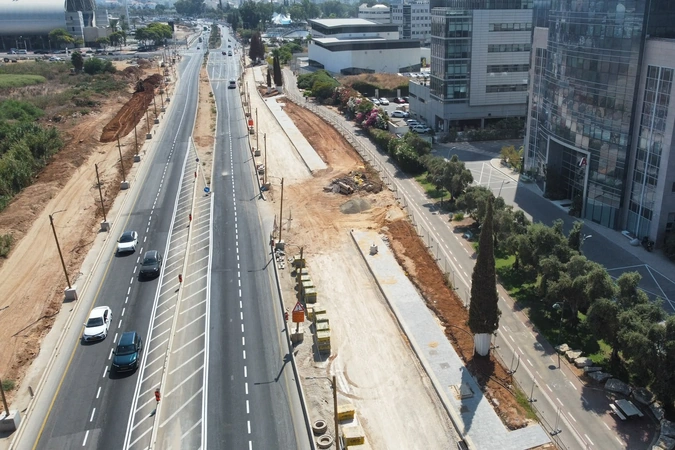 מבט אווירי על נתיבי כביש מסומנים באזור אם המושבות