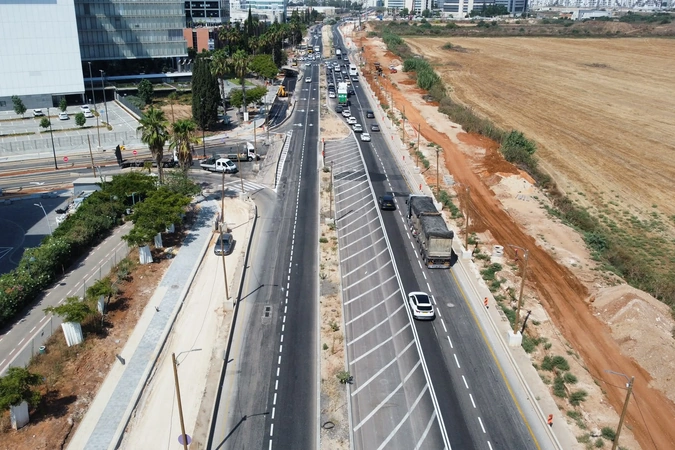 שטח הפרדה מסומן בין נתיבי כביש אם המושבות