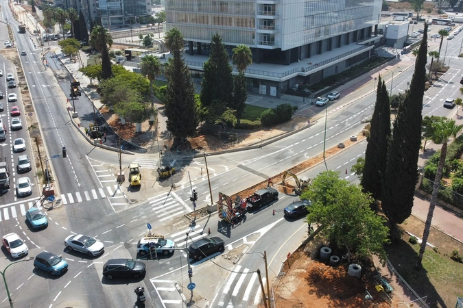 עבודות כביש וסימון נתיבים בצומת אם המושבות
