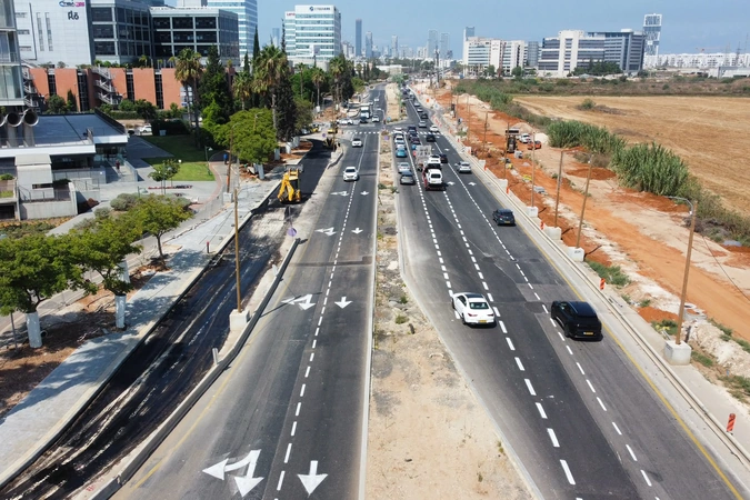 חצי כיוון וקווי נתיב בכביש אם המושבות