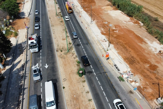 סימון קווי נתיב בשני מסלולי כביש אם המושבות