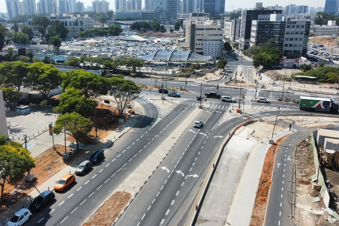 מערך נתיבי פנייה בצומת באזור אם המושבות