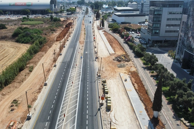 כביש אם המושבות עם נתיבים ושטח הפרדה מסומנים