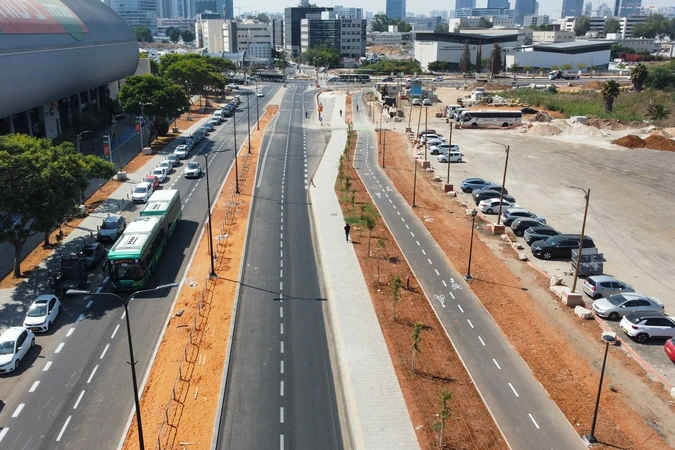 נתיבי נסיעה ושביל אופניים מסומנים באם המושבות