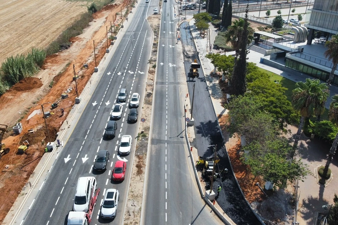 נתיבי נסיעה מסומנים לצד עבודות סלילה באם המושבות
