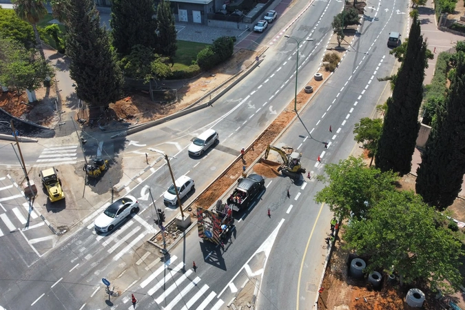 עבודות סימון וצביעה בצומת בכביש אם המושבות
