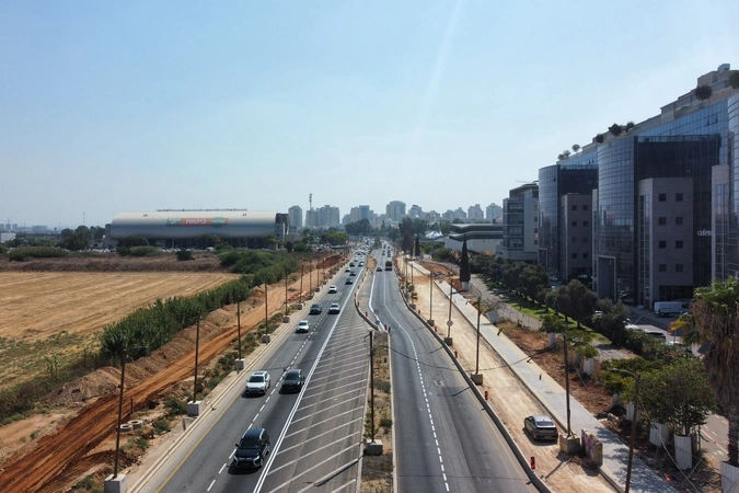 כביש אם המושבות לאחר סימון נתיבים ושטח הפרדה