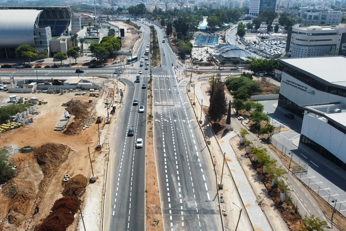 מערך נתיבים וחצי הכוונה בכביש אם המושבות