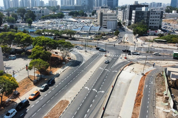 צומת מסומן עם מעברי חצייה באזור אם המושבות