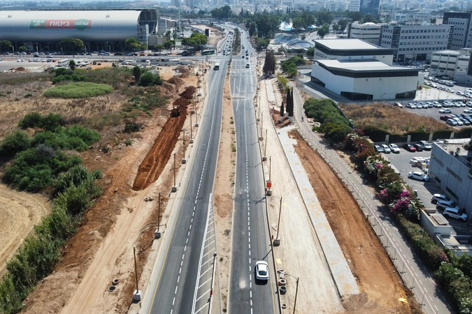 נתיבי נסיעה מסומנים לאורך כביש אם המושבות